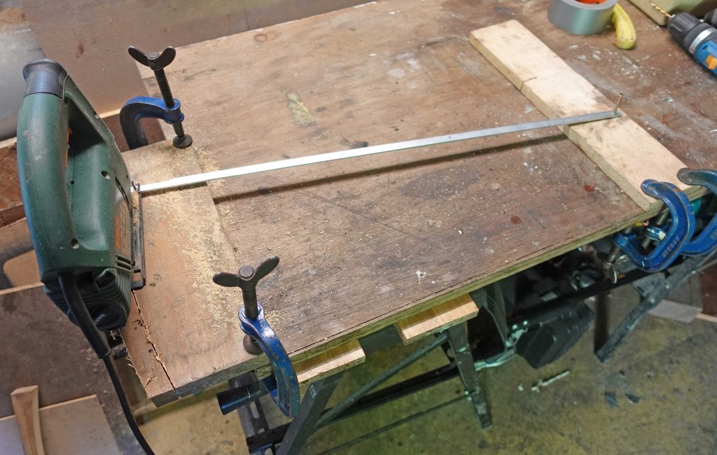 Cutting a curve with jig saw and trammel bar